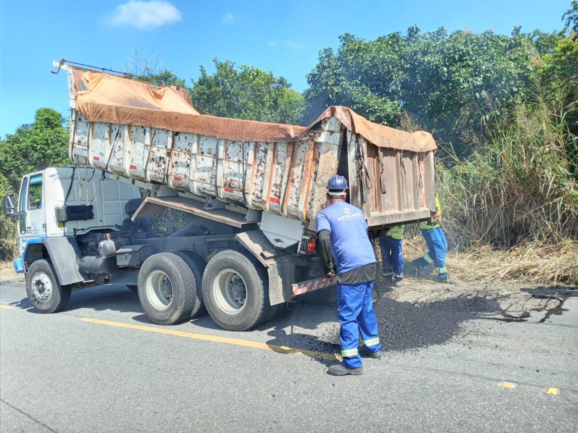 Operação Tapa Buracos na RJ 118, que liga o distrito de Sampaio Corrêa à Ponta Negra, em Maricá - Divulgação