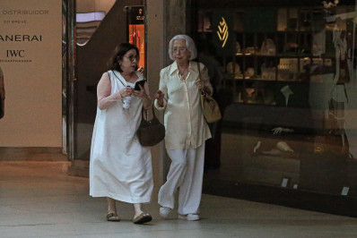Fernanda Montenegro passeia com amiga em shopping no Rio 