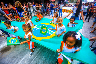 Vinte e seis escolas desfilam e encerram a Semana da Pátria em Belford Roxo