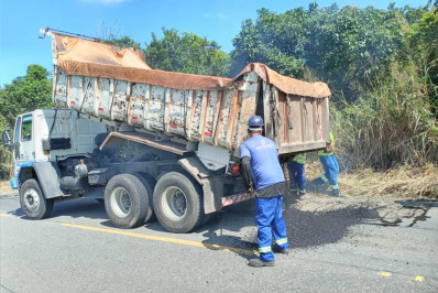 Prefeitura de Saquarema faz operação ‘tapa buracos’ na RJ 118