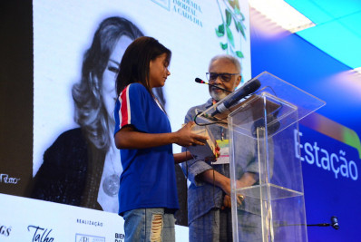 Gilberto Gil recebe convite e chave da cidade de Maricá para participar da FLIM