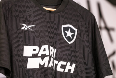 'Elegância e atitude': Botafogo apresenta a nova camisa preta