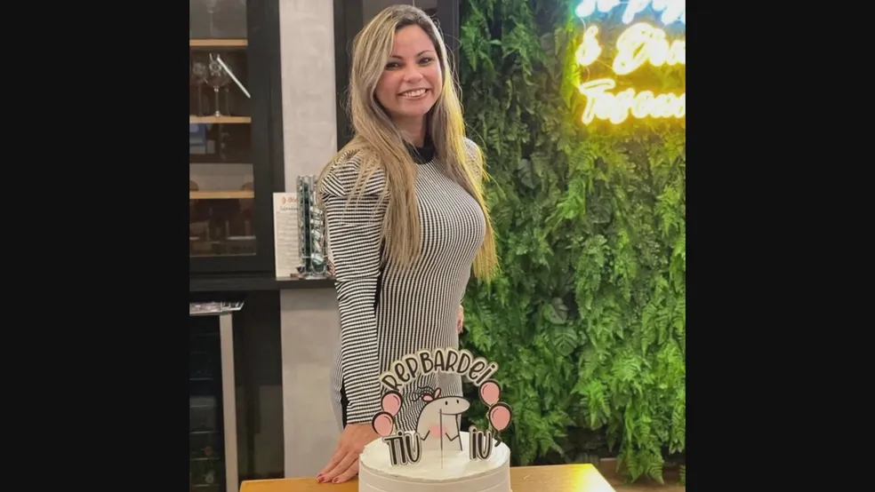 Mulher morta a tiros por PM é enterrada em São Gonçalo