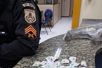 Mulher é presa por tráfico de drogas no bairro Clube Engenheiros, em Araruama