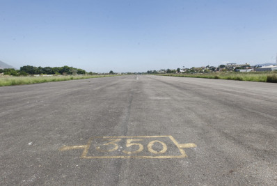 Polícia faz perícia em ultraleve que atingiu estudante do Exército em aeroclube na Baixada