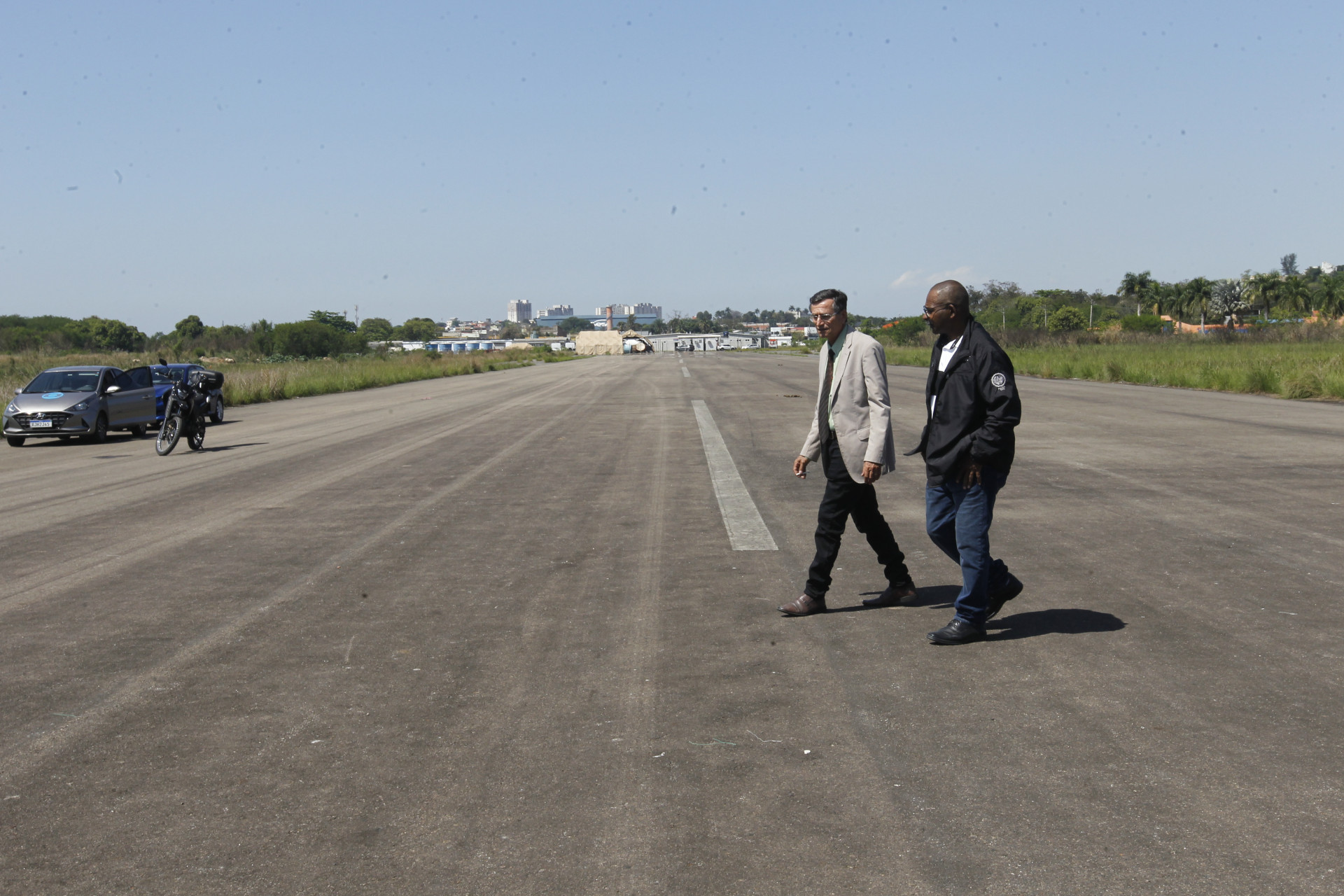 Pol&iacute;cia Civil faz per&iacute;cia, na segunda-feira (11), no Aeroclube de Nova Igua&ccedil;u, na Baixada Fluminense - Reginaldo Pimenta / Agencia O Dia