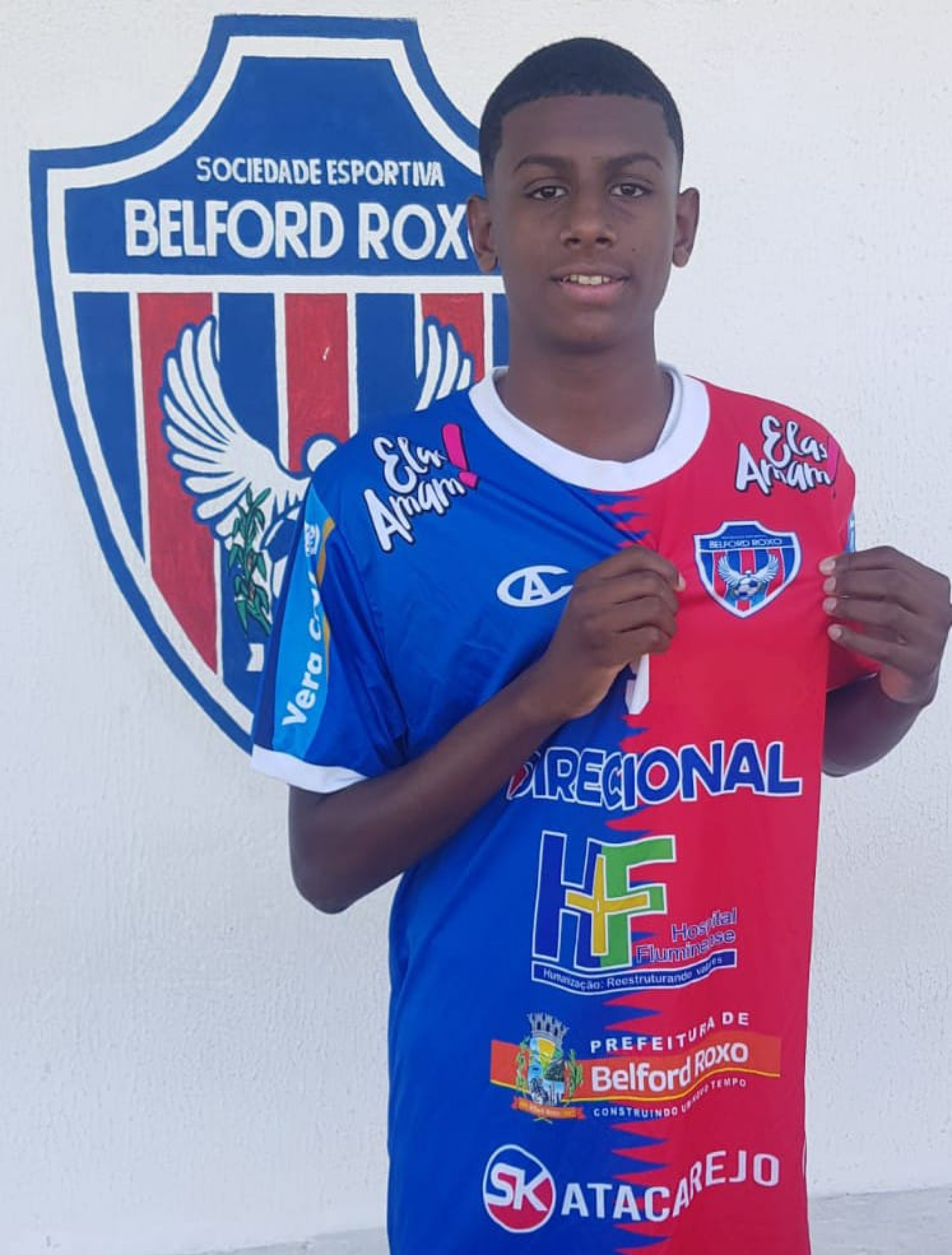 O jovem jogador Daniel na sede do Belford Roxo - Divulga&ccedil;&atilde;o