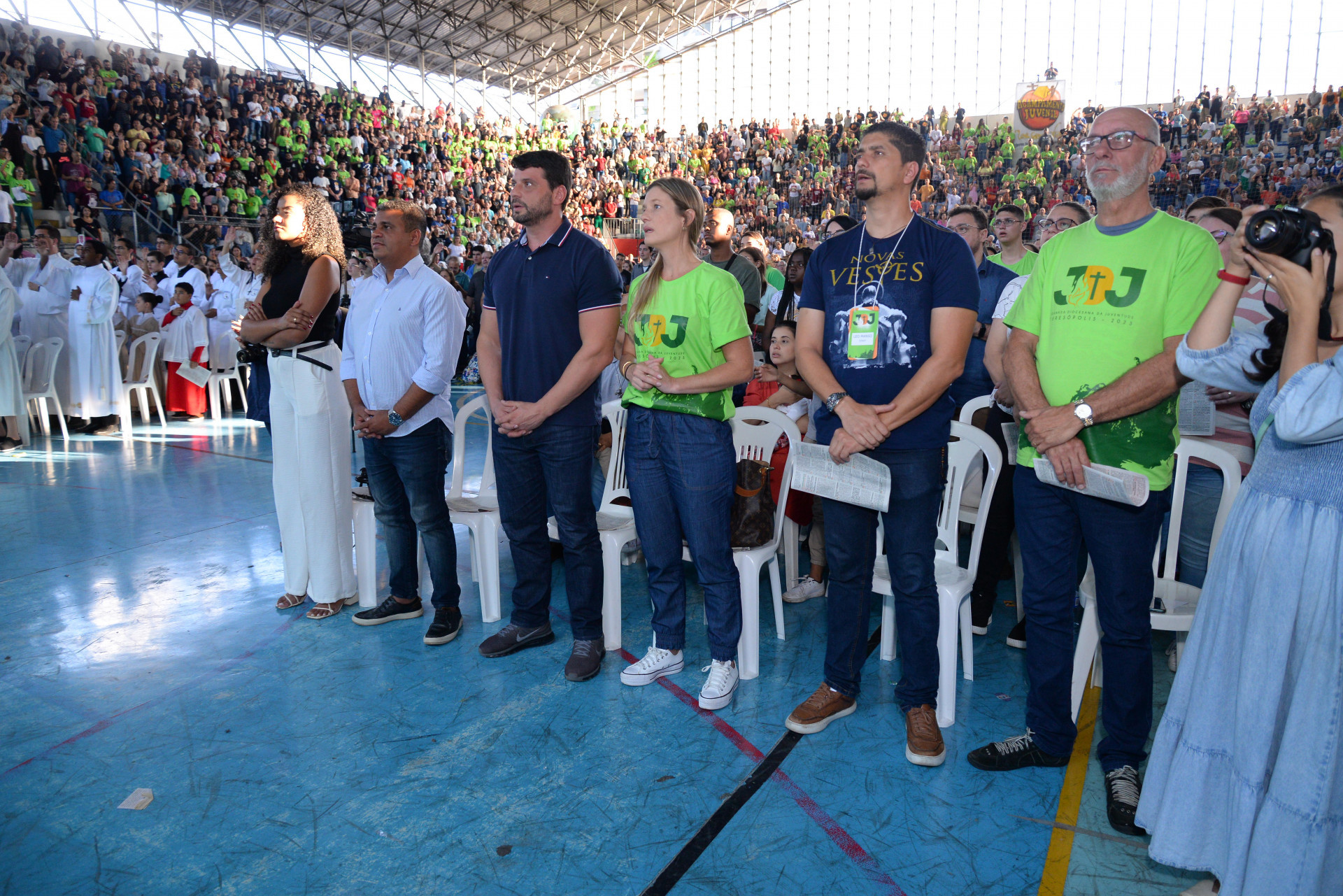 Os representantes do Governo do Estado do RJ, o secretário de Estado de Governo, Bernardo Rossi, o assessor especial do Governo do Estado, Alex Castellar, ao lado do coorganizador da JDJ 2023, professor Leo Manso - Marquinho/studioemais