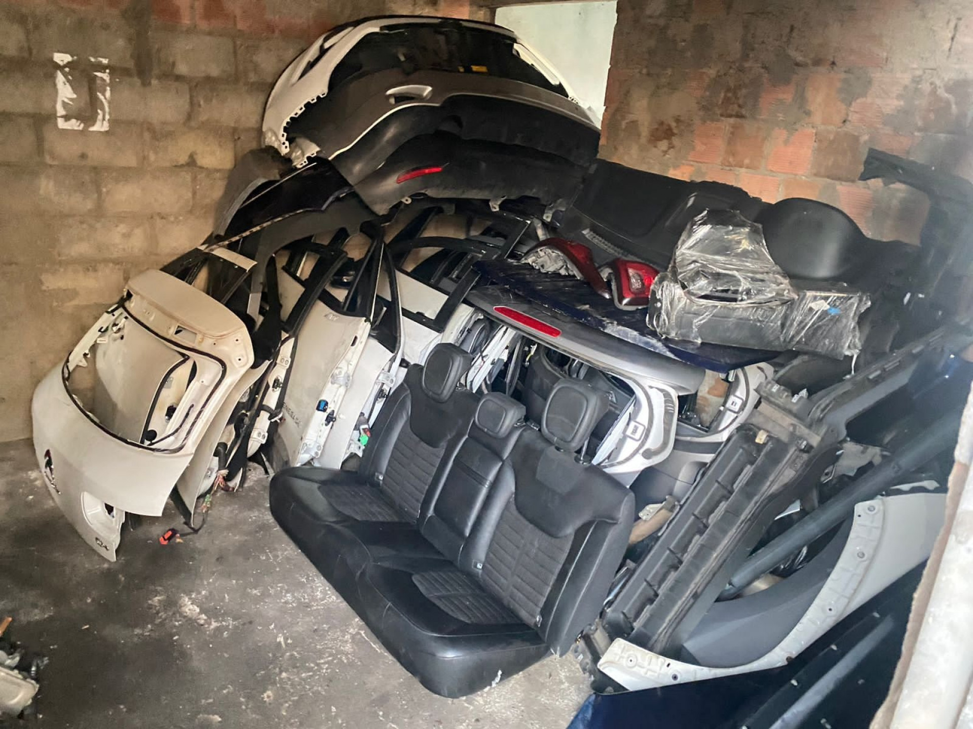 Polícia Militar encontra local de desmanche de veículos em Cosmos, na Zona Oeste do Rio - Divulgação/PMERJ