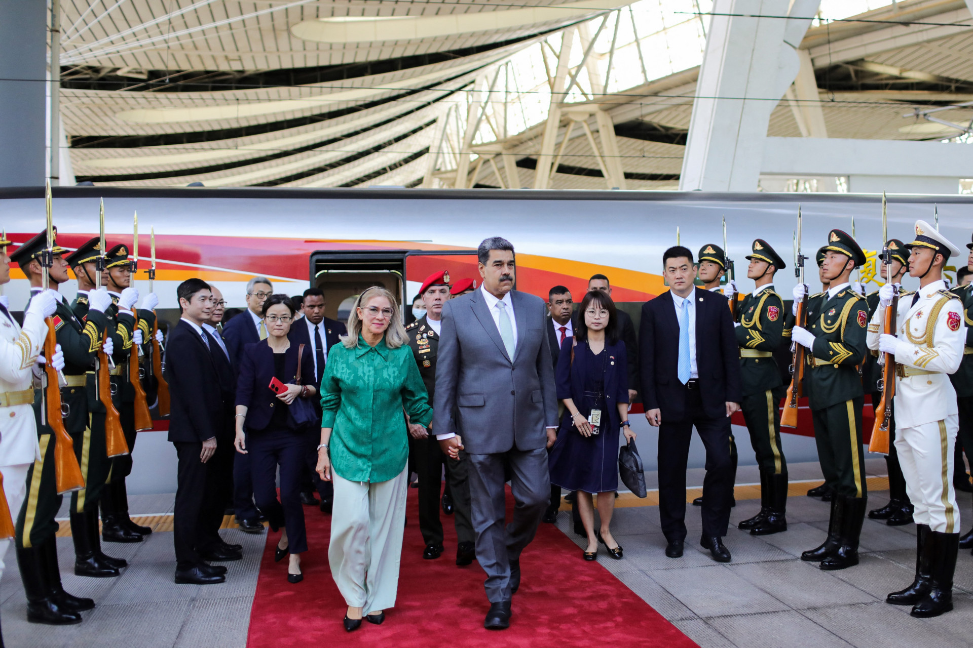 Nicolás Maduro e Cilia Flores em Pequim nesta terça-feira, 12 - HANDOUT / MIRAFLORES PRESS OFFICE / AFP