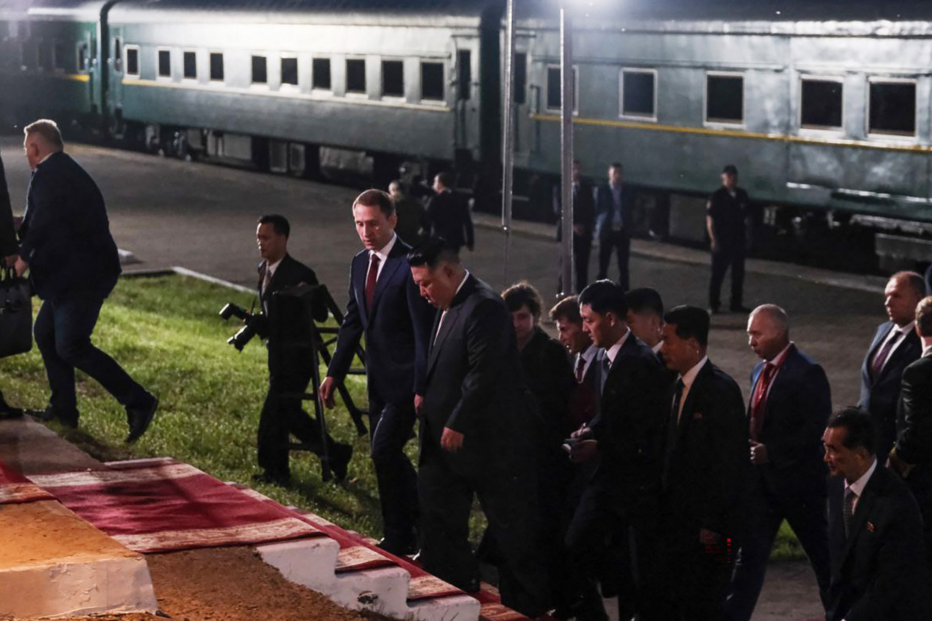 Kim Jong Un ao lado do ministro russo Kozlov em Khason, na R&uacute;ssia, nesta ter&ccedil;a-feira, 12 - Handout / Minist&eacute;rio do Meio Ambiente russo/ AFP