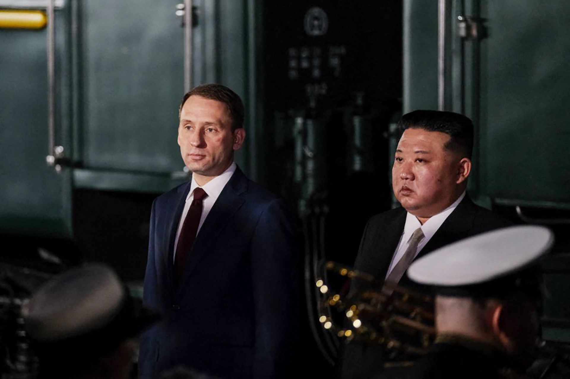 Kim Jong Un ao lado do ministro russo Kozlov em Khason, na R&uacute;ssia, nesta ter&ccedil;a-feira, 12 - Handout / Minist&eacute;rio do Meio Ambiente russo/ AFP