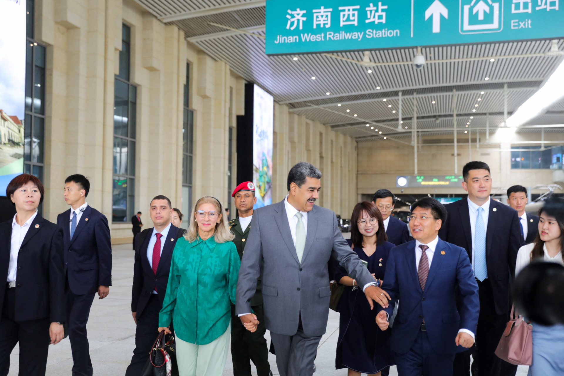 Nicolás Maduro e Cilia Flores em Pequim nesta terça-feira, 12 - HANDOUT / MIRAFLORES PRESS OFFICE / AFP