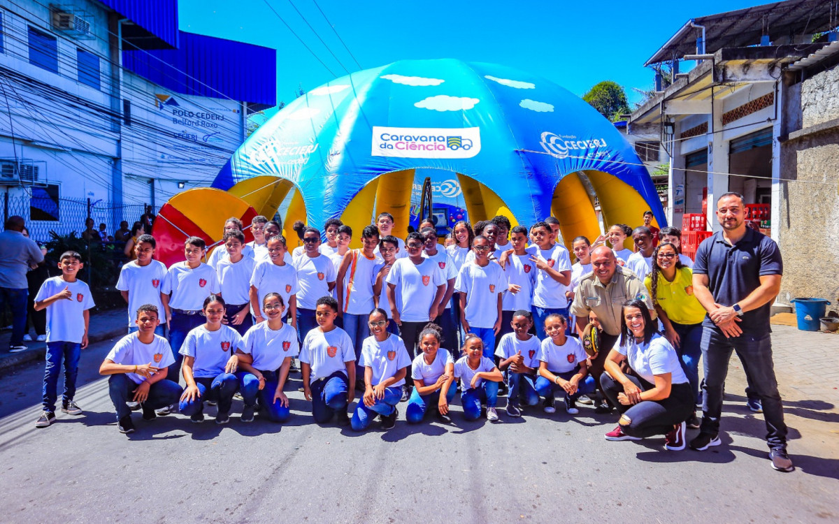 Secretários Tati Ervite e Luciano Arigone (à direita) com alunos e representantes da Guarda Municipal e Alunos