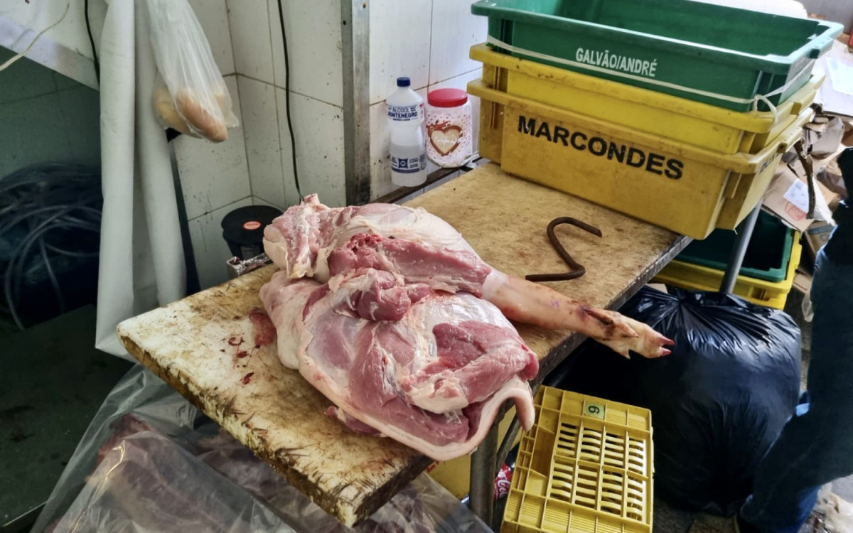 Agentes apreenderam 406 Kg de alimentos vencidos, mal armazenados ou sem especificação quanto a manipulação e validade 