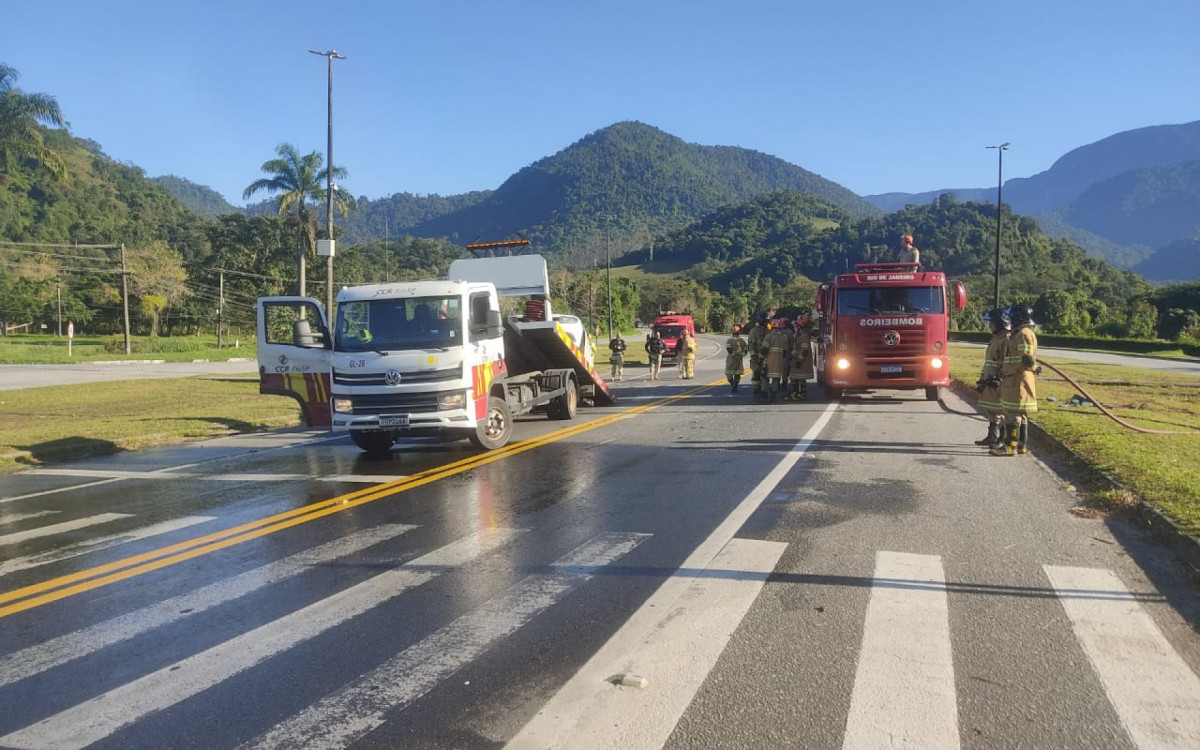 Corpo de Bombeiros retirando óleo da pista após a colisão com saldo de cinco vítimas na Rio-Santos em Angra