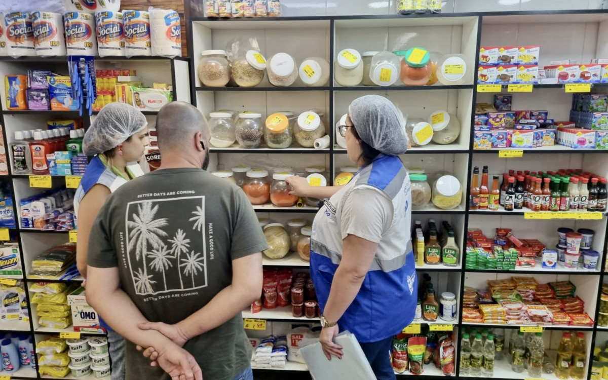 Agentes apreenderam 406 Kg de alimentos vencidos, mal armazenados ou sem especificação quanto a manipulação e validade 