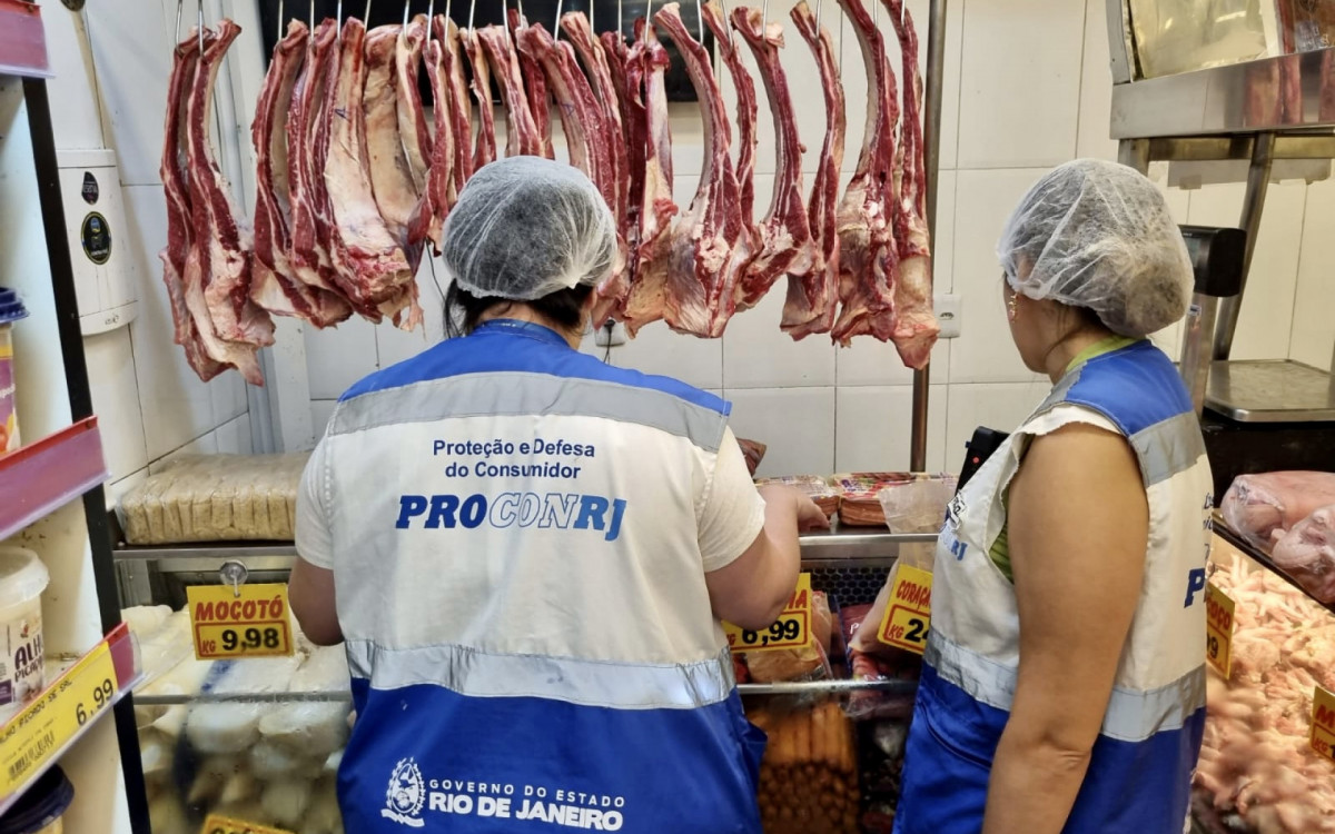 Agentes apreenderam 406 Kg de alimentos vencidos, mal armazenados ou sem especificação quanto a manipulação e validade  - Divulgação / Procon-RJ