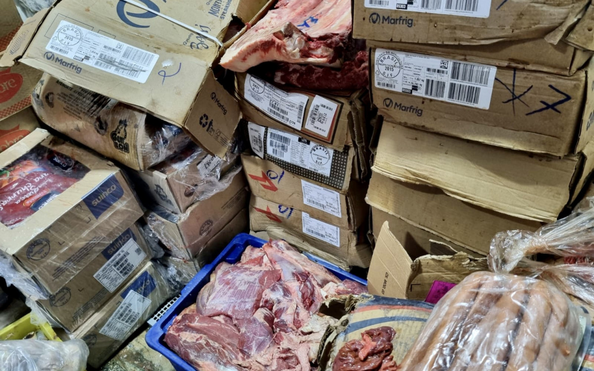 Agentes apreenderam 406 Kg de alimentos vencidos, mal armazenados ou sem especificação quanto a manipulação e validade 