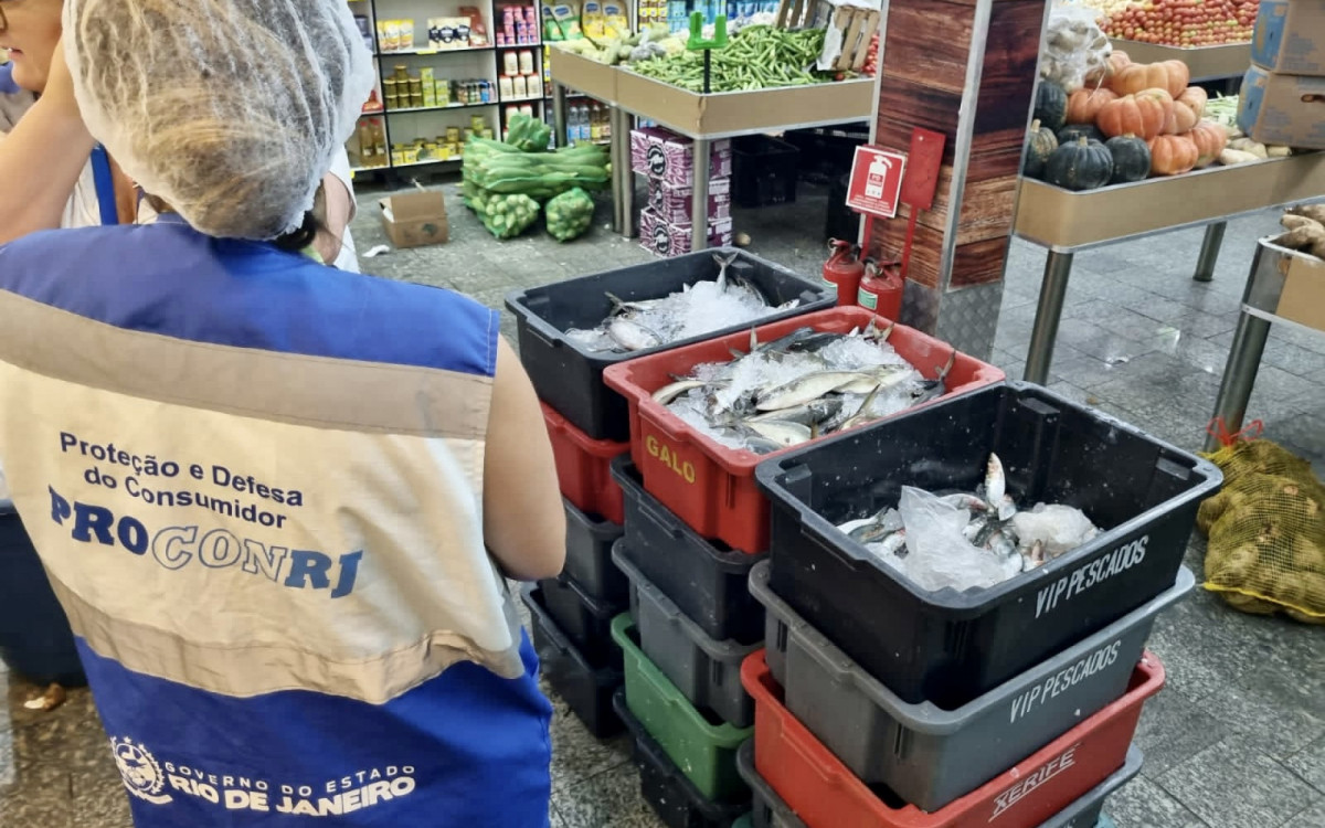 Agentes apreenderam 406 Kg de alimentos vencidos, mal armazenados ou sem especificação quanto a manipulação e validade 