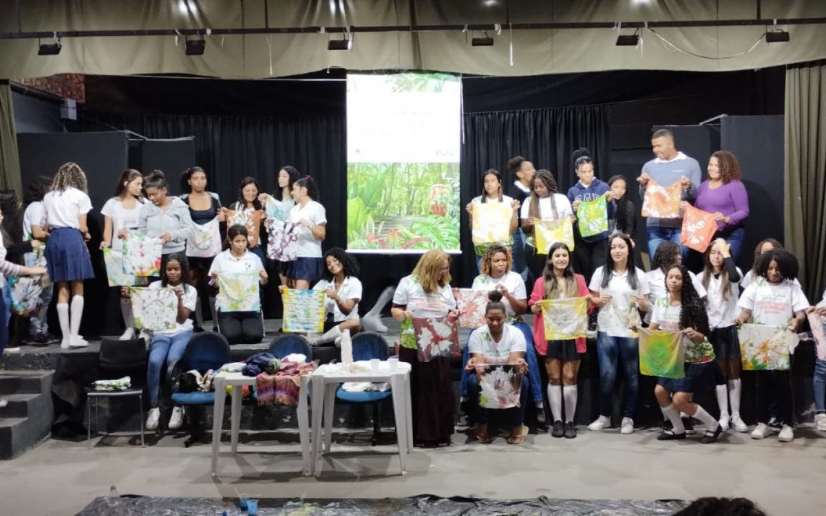 Os participantes aprendem sobre cultura, história e artesanato