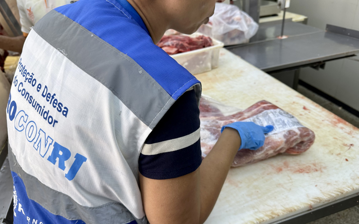 Agentes apreenderam 406 Kg de alimentos vencidos, mal armazenados ou sem especificação quanto a manipulação e validade 