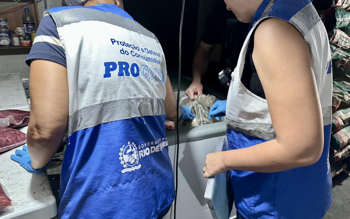 Agentes apreenderam 406 Kg de alimentos vencidos, mal armazenados ou sem especificação quanto a manipulação e validade 