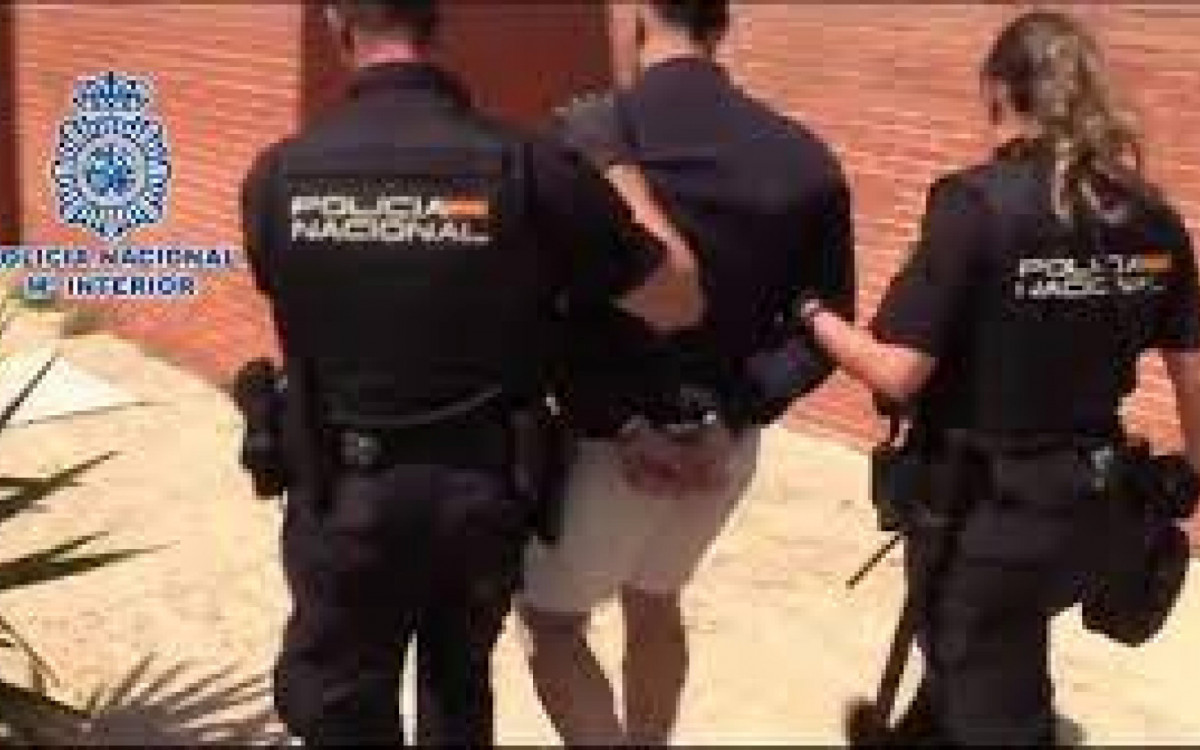 Homem é detido por apalpar ao vivo nádegas de repórter de TV na Espanha