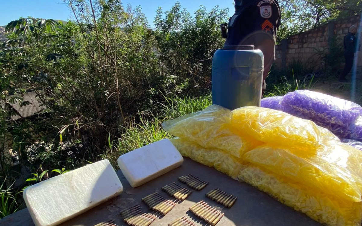 PMs apreenderam drogas e material do tráfico na operação