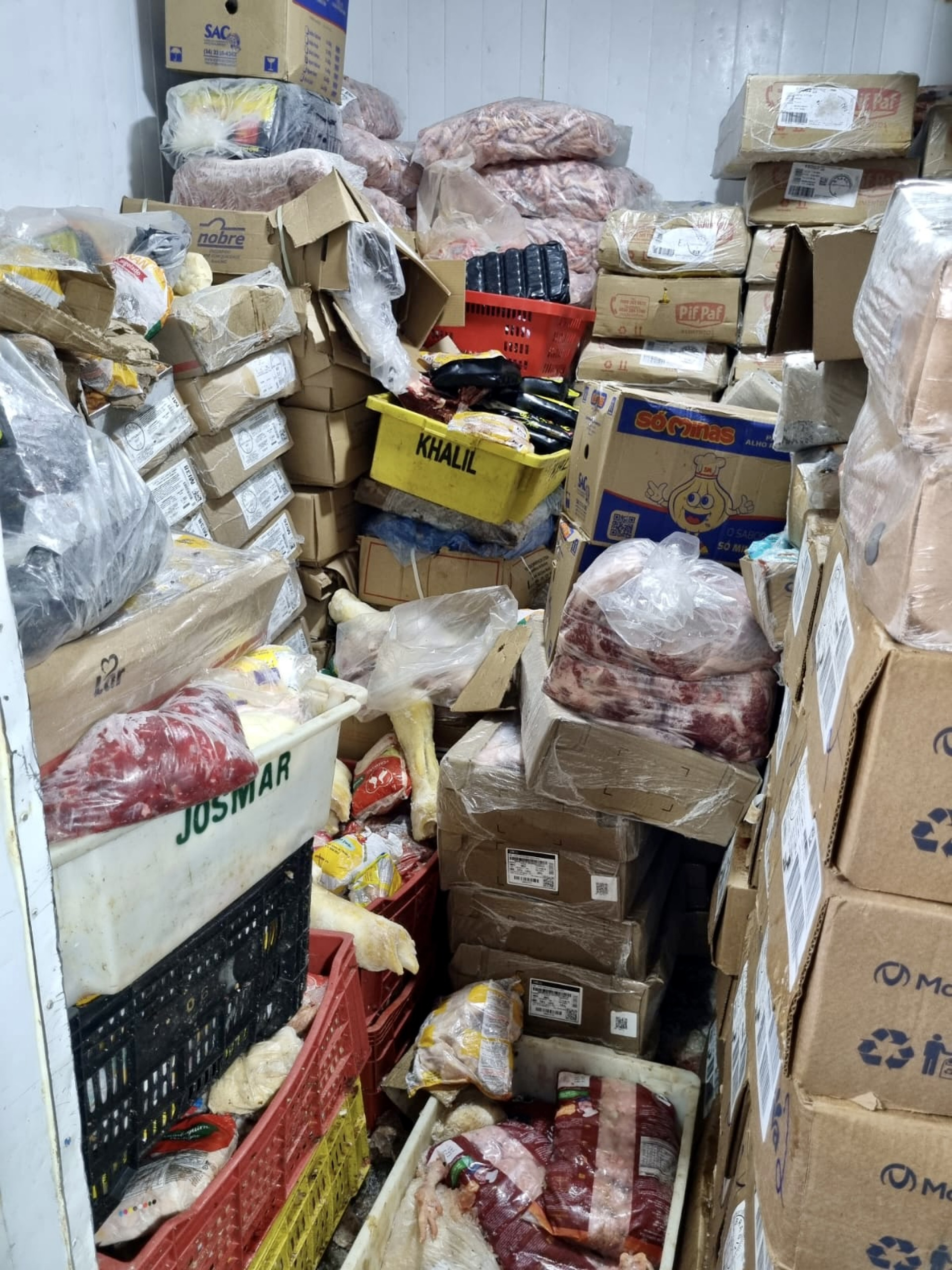 Agentes apreenderam 406 Kg de alimentos vencidos, mal armazenados ou sem especificação quanto a manipulação e validade 