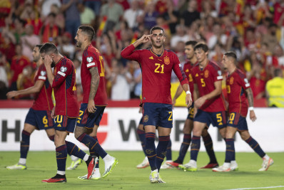 Espanha goleia o Chipre e cola no líder do grupo das Eliminatórias da Euro