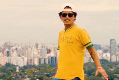 Vídeo! Bruno Mars dança funk nas ruas de São Paulo e agradece fãs brasileiros