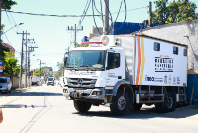 Barreira humana para impedir descarte de lixo começa a operar em aterro de Gramacho