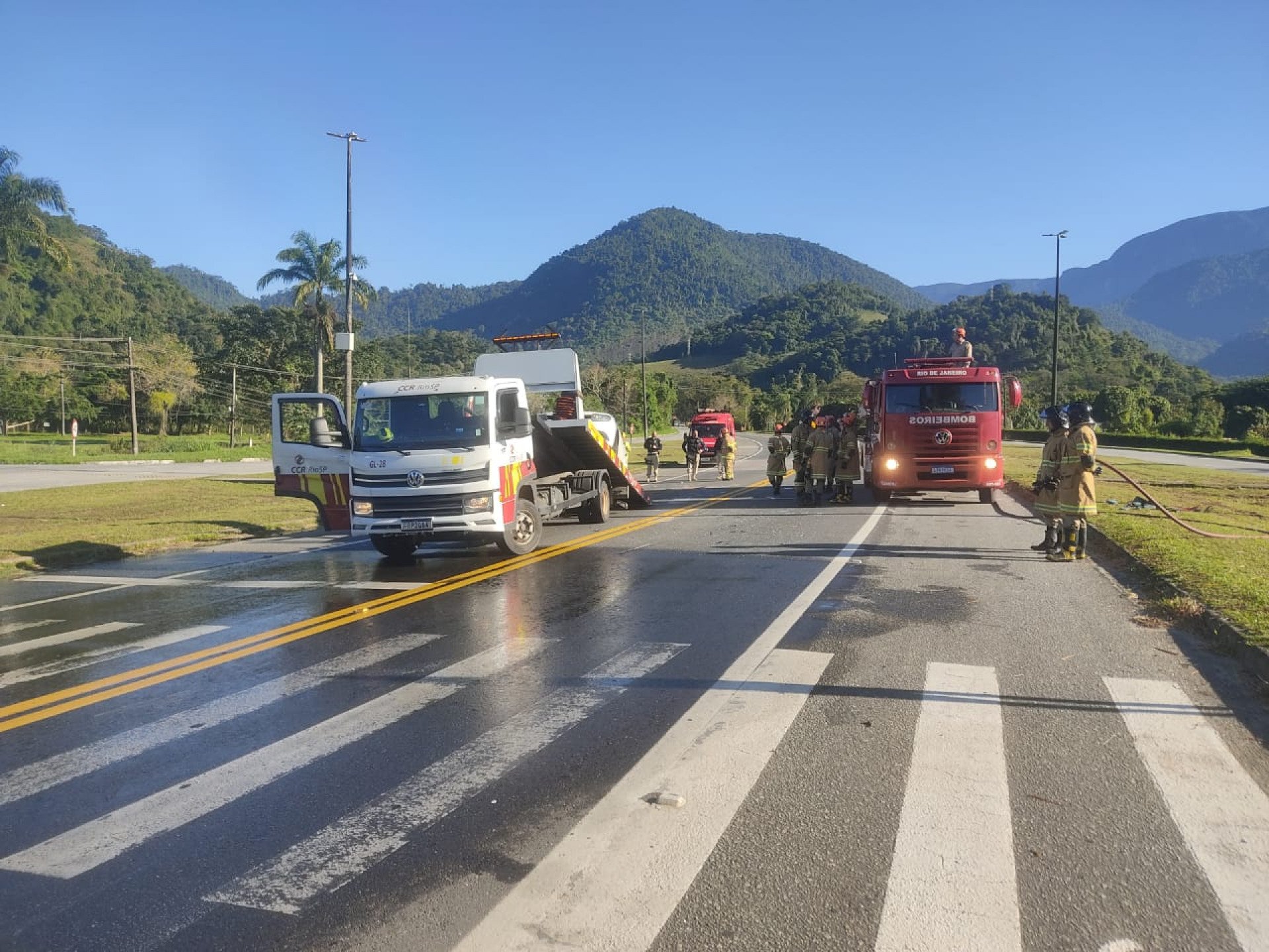 Corpo de Bombeiros retirando óleo da pista após a colisão com saldo de cinco vítimas na Rio-Santos em Angra - Divulgação/CBMERJ