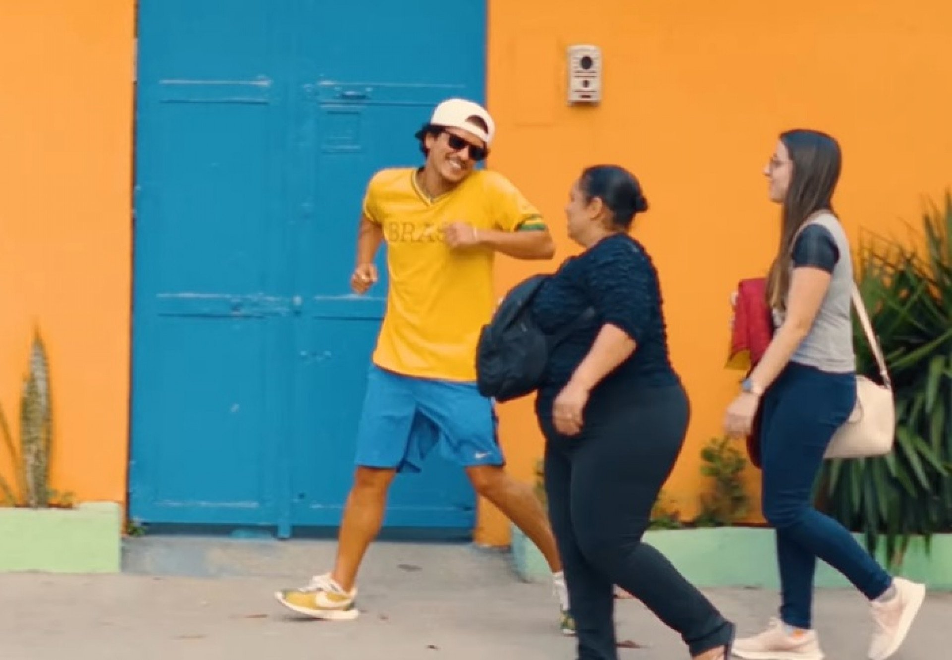 Vídeo! Bruno Mars dança funk nas ruas de São Paulo e agradece fãs