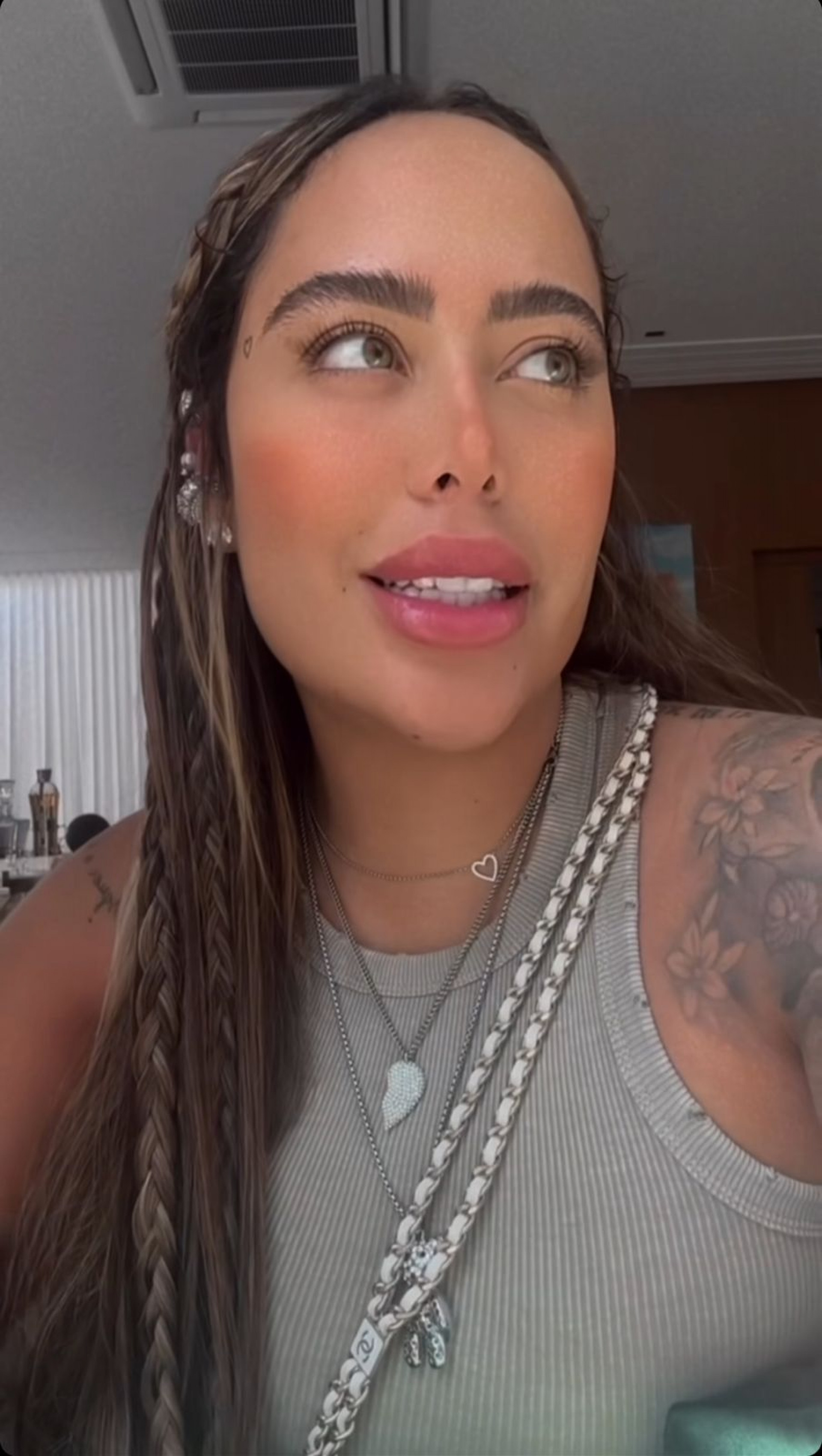 "Tomei muito antibi&oacute;tico, anti-inflamat&oacute;rio, muito rem&eacute;dio para dor, rem&eacute;dios fortes. Estou com essa dor h&aacute; alguns meses, mas senti mais quando estava na Ar&aacute;bia", afirmou Rafaella - Reprodu&ccedil;&atilde;o / Instagram 