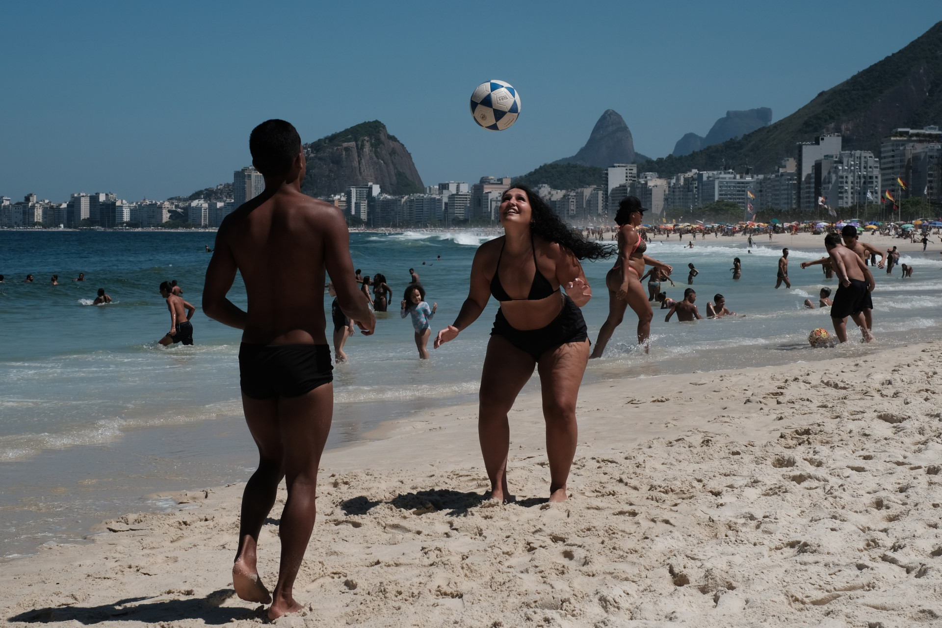 Cariocas jogam bola na praia do Leme, na Zona Sul do Rio - Pedro Ivo/Ag&ecirc;ncia O Dia                                                                                                                                                                                                                                                  