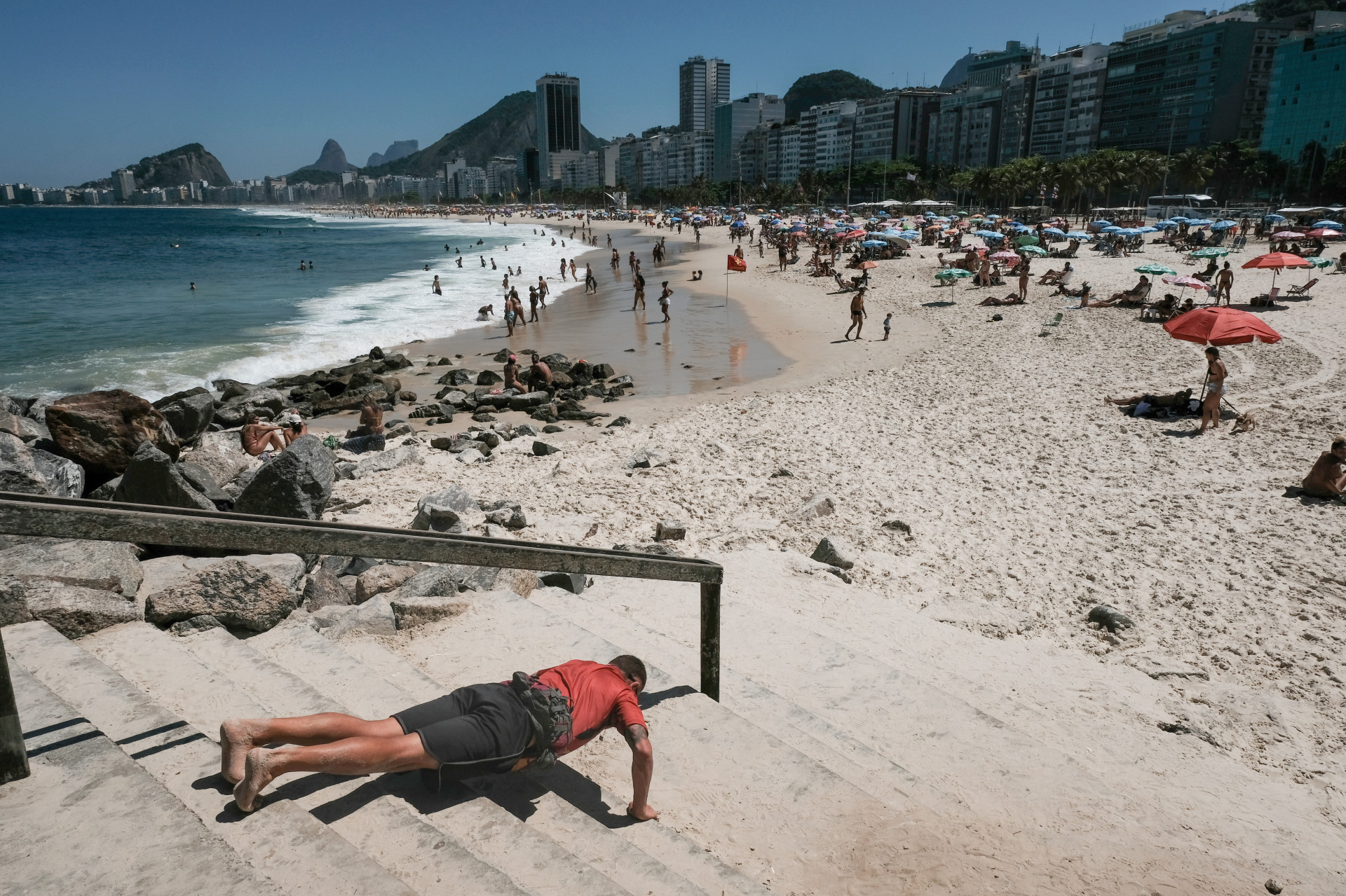 Dia com sol e c&eacute;u claro na praia do Leme, na Zona Sul do Rio, nesta ter&ccedil;a-feira (12) - Pedro Ivo/Ag&ecirc;ncia O Dia       