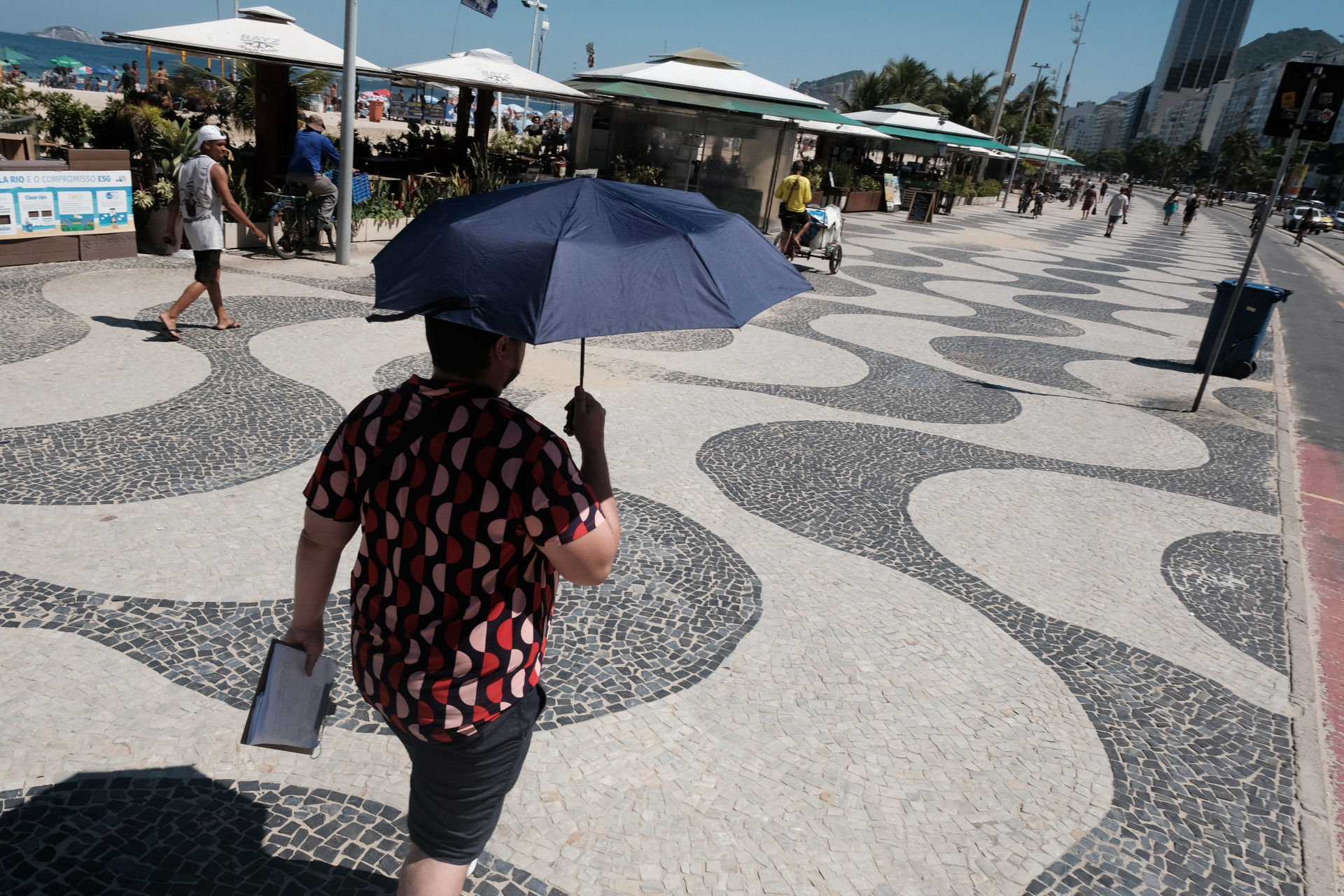 Movimenta&ccedil;&atilde;o na praia do Leme, na Zona Sul do Rio, nesta ter&ccedil;a-feira (12) - Pedro Ivo/Ag&ecirc;ncia O Dia                                                                                                                                                                                                                                                       