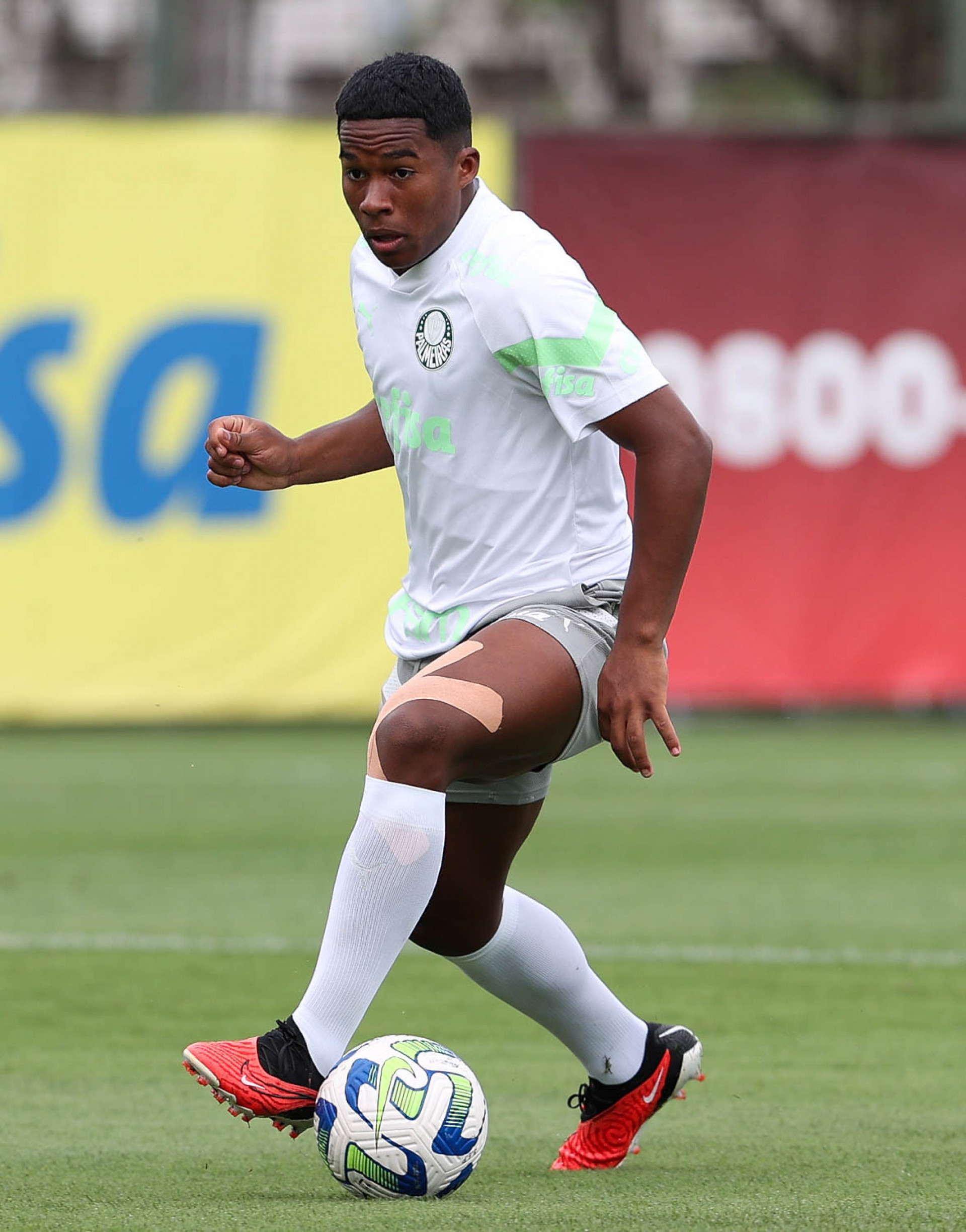 Endrick, do Palmeiras, é mais uma jovem promessa brasileira já negociada com o futebol europeu