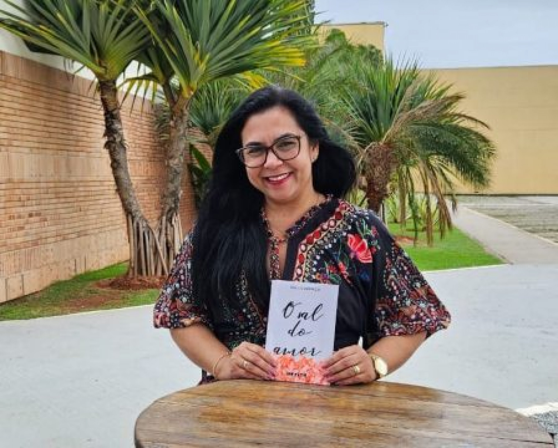 Escritora apresentou obra na Bienal do Livro do Rio_ universo feminino é retratado em 62 poesias