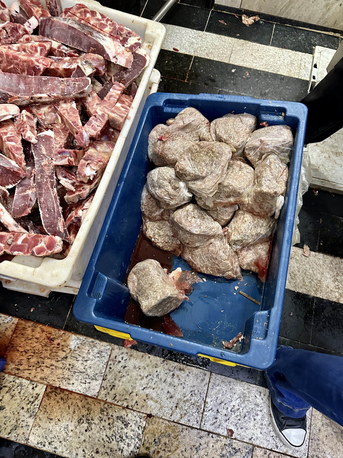 Agentes apreenderam 406 Kg de alimentos vencidos, mal armazenados ou sem especificação quanto a manipulação e validade 