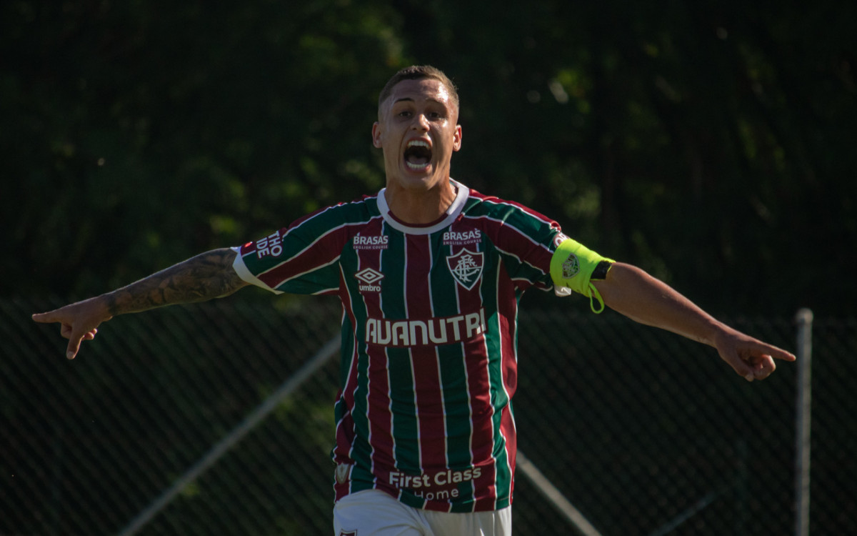 Arthur marcou dois gols e foi o destaque da goleada do Fluminense sobre o Corinthians