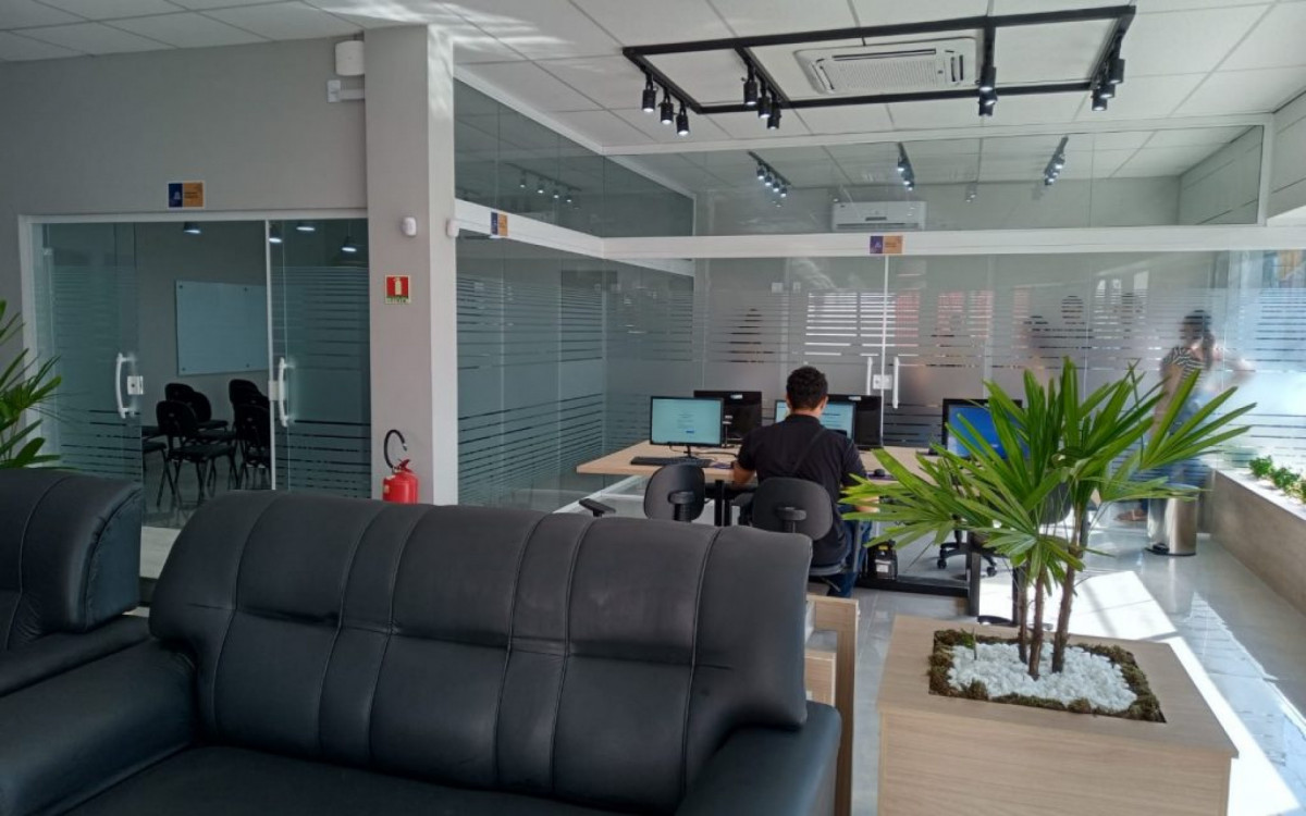 Além de conexão por wi-fi gratuita, Espaço Colabore tem também sofás para quem quer trabalhar ou estudar pelo próprio tablet ou celular
