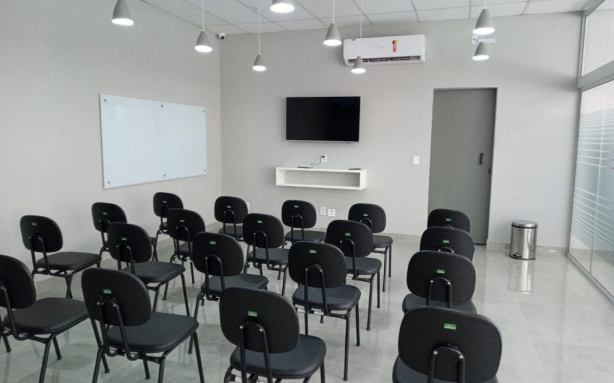 Sala de apresentações e palestras recebe cerca de 20 pessoas e também pode ser reservada gratuitamente, pela internet
