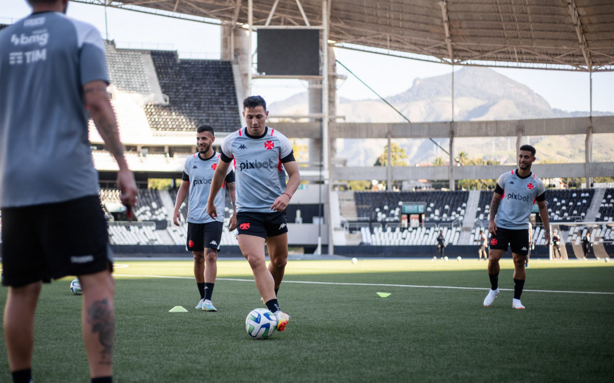 Vasco treina no gramado sintético do Estádio Nilton Santos
