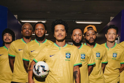Bruno Mars posta foto com banda usando a camisa da Seleção Brasileira