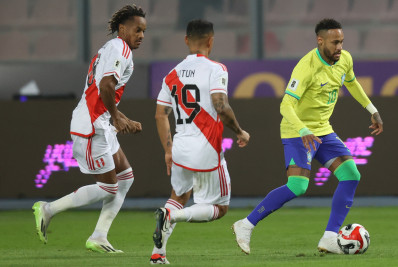 Neymar critica arbitragem e reclama do gramado em partida contra o Peru: 'Muito duro'