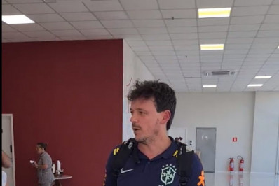 Fernando Diniz se reapresenta para comandar treino do Fluminense