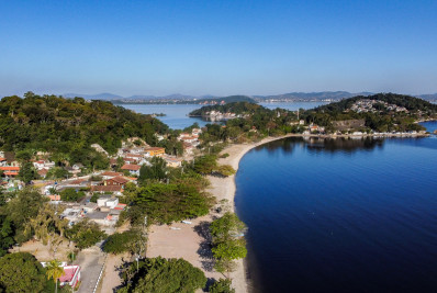 Paquetá volta a ter praias liberadas para banho após obras de saneamento